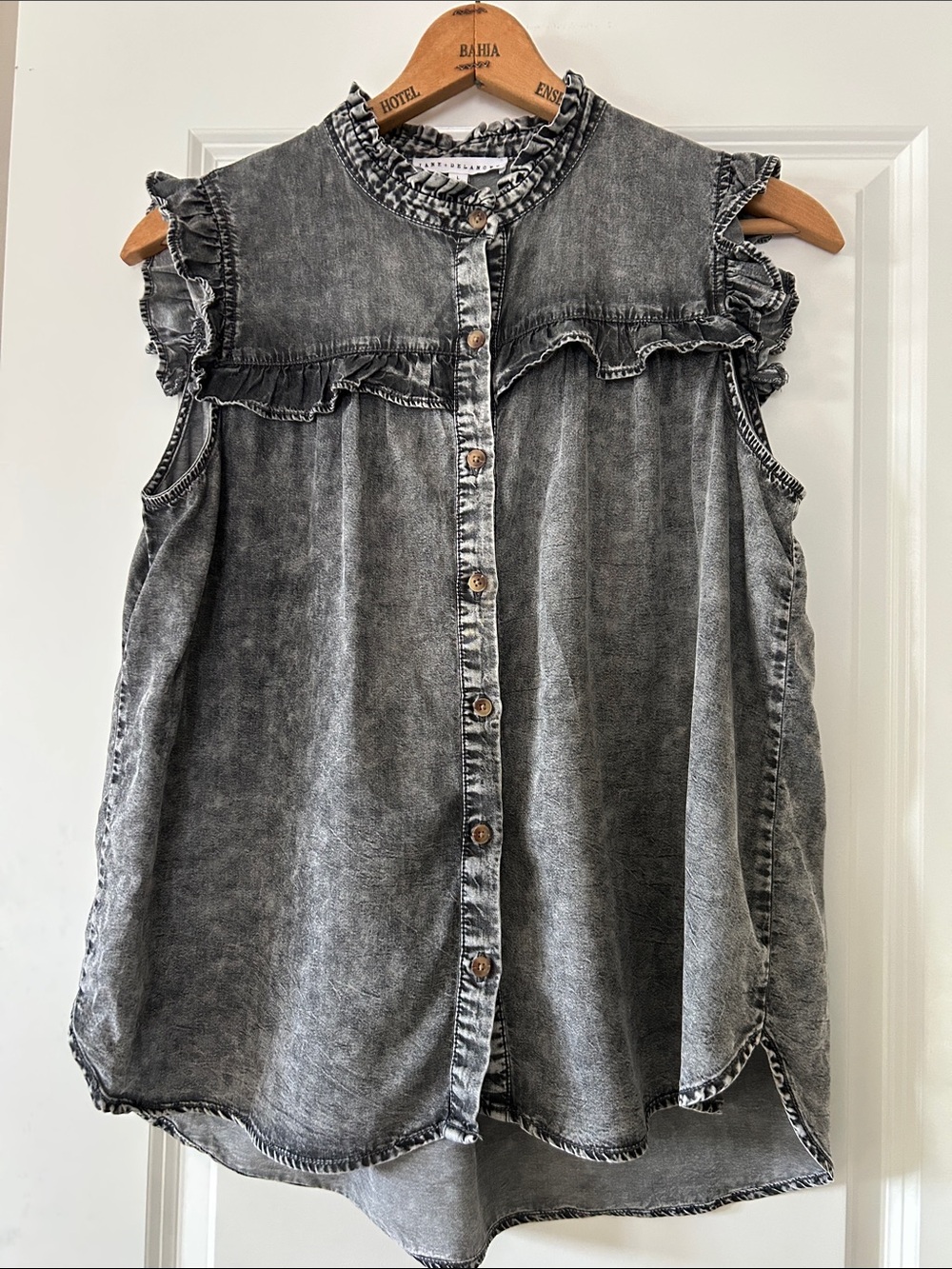Jane & Delancey Acid Wash Ruffle Top Sz L w MEASUREMENTS Sleeveless Button-Up